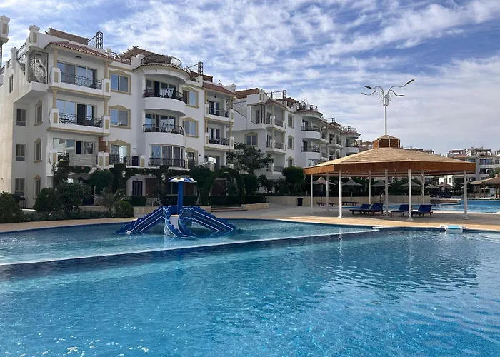 Hills 3-bedroom With Pool View And Access *