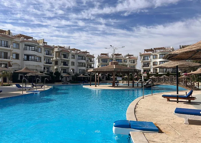 Hills 3-bedroom With Pool View And Access